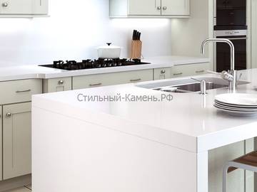 Белая кухня с белой кварцевой столешницей